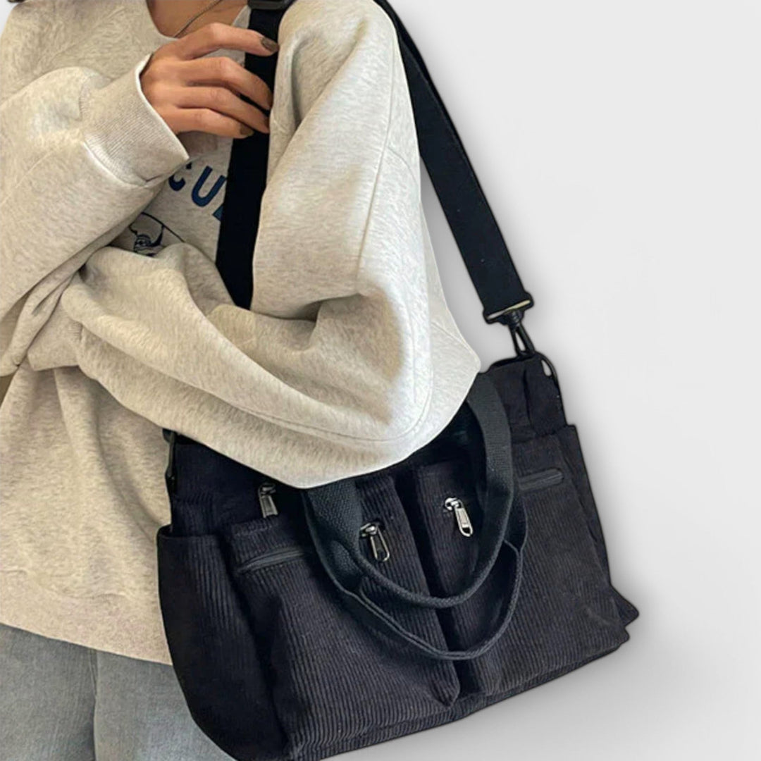 Maria. - Mala com vários bolsos